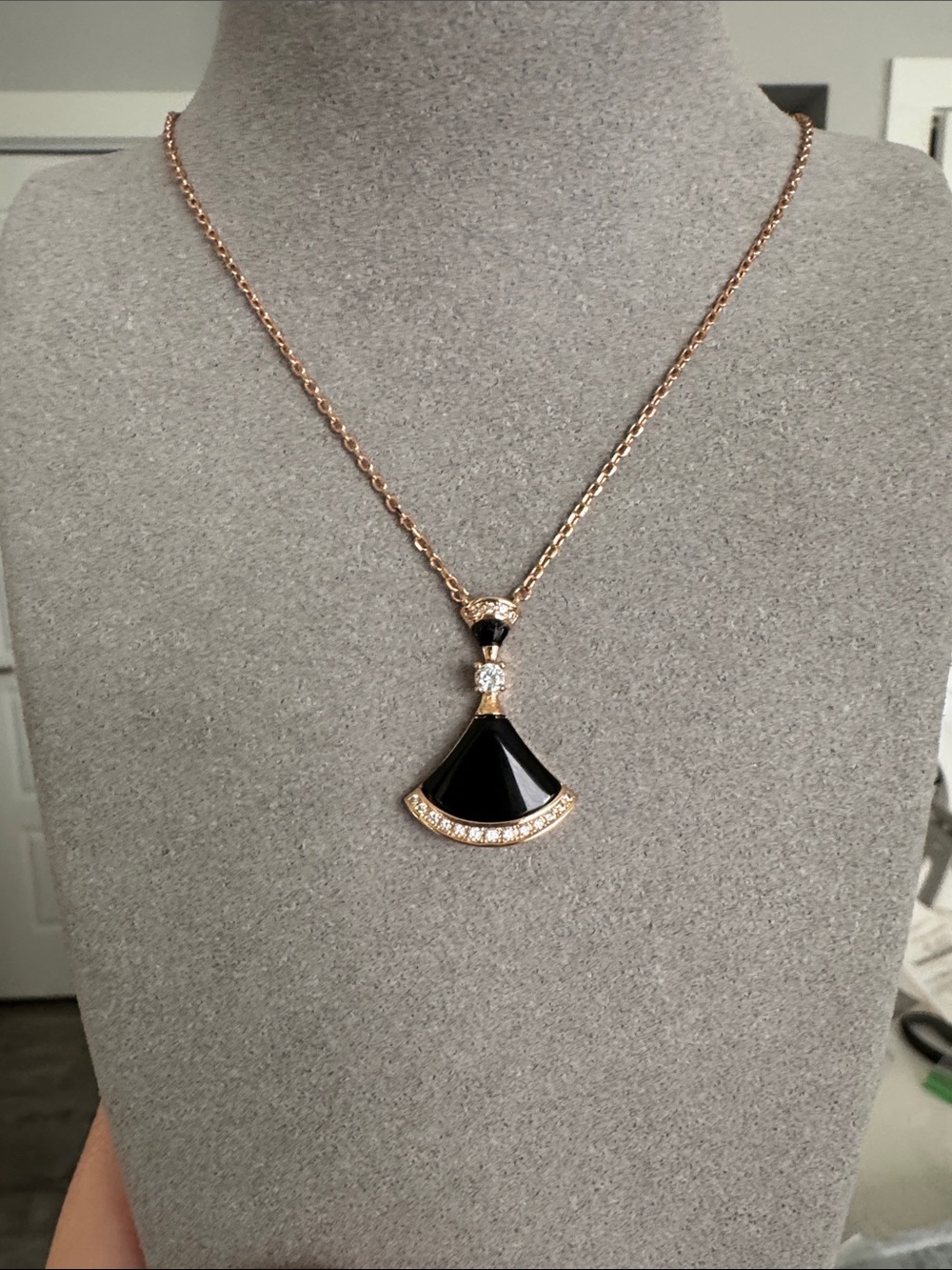 Divas’ Dream Style Black Onyx Fan-Shaped Pavé Pendant Necklace – Rose Gold Tone